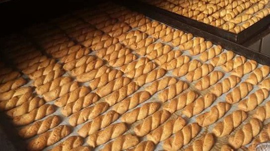 Τα κουλουράκια της Ρίτας βγαίνουν από τον φούρνο/ φωτογραφία: facebook    