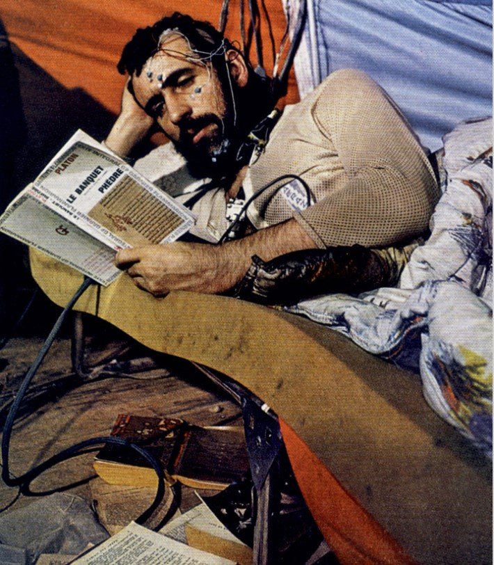 Διαβάζοντας το βιβλίο του / WIKIPEDIA