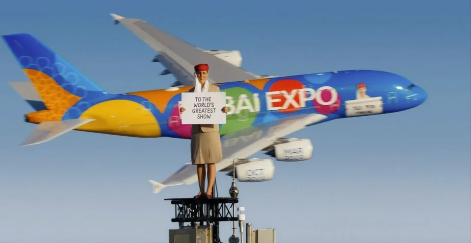 Η Nicole και πάλι στην κορυφή, με ένα A380 της Emirates να περνάει από μπροστά και από πίσω της / ΕMIRATES