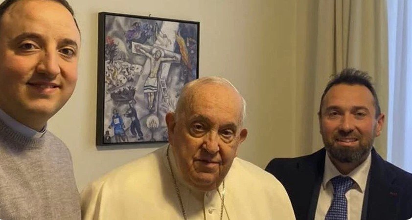 Τον περασμένο Ιανουάριο, ο Πάπας Φραγκίσκος επισκέφθηκε την Αβελίνο στα γραφεία της / FACEBOOK