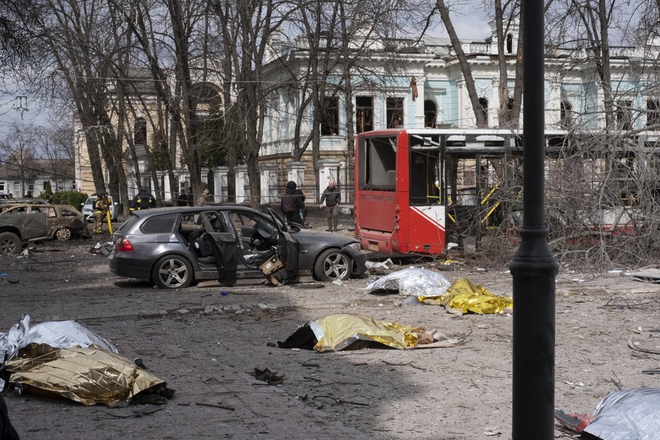Σοροί σκεπασμένες με ειδικές σακούλες στους δρόμους του Σούμι, μετά την πυραυλική επίθεση της Ρωσίας/AP