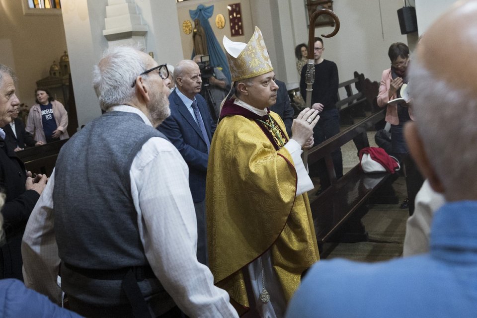 Στιγμιότυπο από τη θεία λειτουργία υπέρ αναπαύσεως της ψυχής του Πάπα Φραγκίσκου στη Θεσσαλονίκη / ΑΠΕ-ΜΠΕ