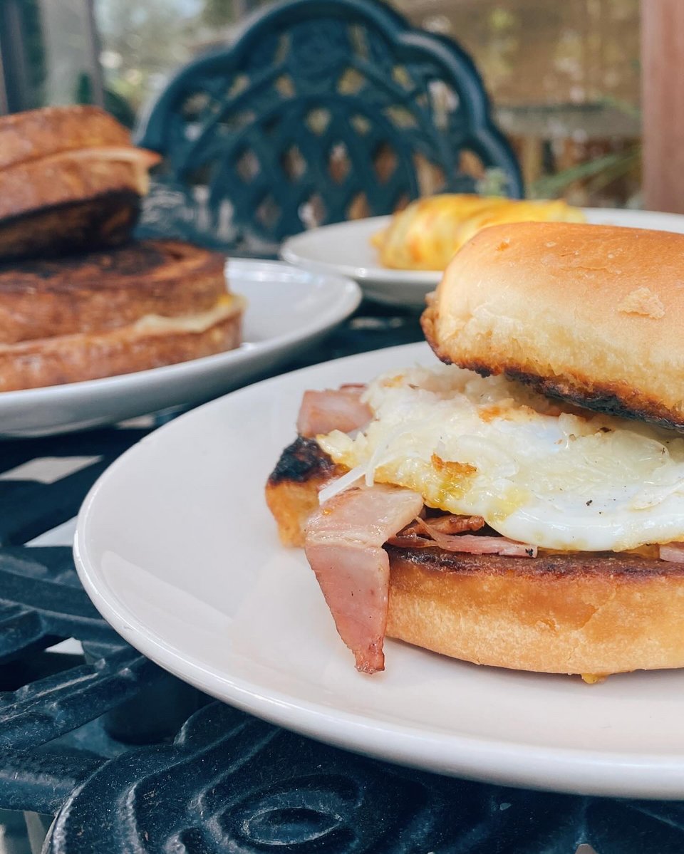 Croque Monsieur αλλά και αυγό με πανσέτα σαν burger: δύο ωραία κλασικά πιάτα του brunch που έχουν μετατραπεί στο Adam's της Βάρης σε street food νοστιμιές για το χέρι / Φωτογραφίες: adams_tasteofheaven/Instagram