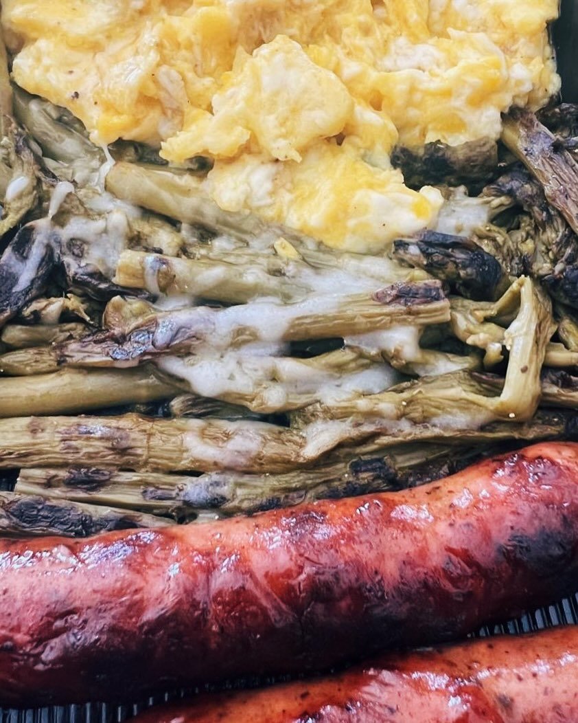 Scrabbled eggs στο Adam's, με άγρια σπαράγγια και λουκάνικα / Φωτογραφίες: adams_tasteofheaven/Instagram