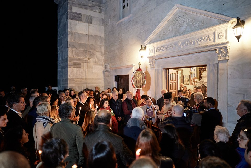 Ο Πρωθυπουργός Κυριάκος Μητσοτάκης στην Θεία Λειτουργία της Ανάστασης στον Ιερό Ναό Ευαγγελιστρίας Τήνου