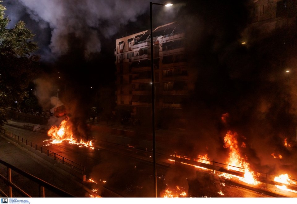 Οι κάτοικοι επισημαίνουν ότι το εν λόγω «έθιμο» θέτει σε κίνδυνο την ασφάλεια των πιστών αλλά και των διερχόμενων πολιτών