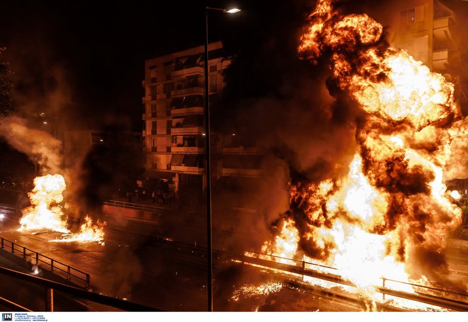 Ο δρόμος μπροστά από τον ιερό ναό μετετράπη σε «πεδίο μάχης»