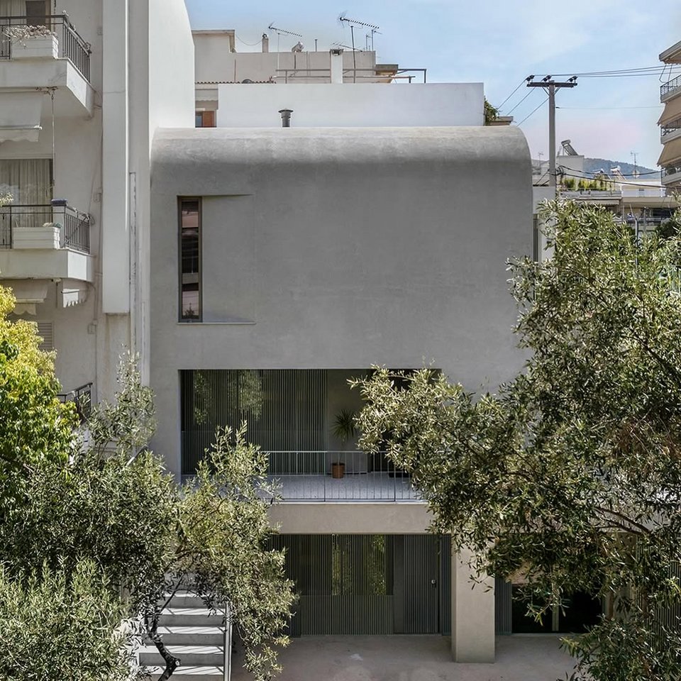 Η φουτουριστική πρόσοψη κρύβει παλιά μονοκατοικία της Αθήνας, που ανακαινίστηκε ριζικά από το γραφείο Cometa Architects