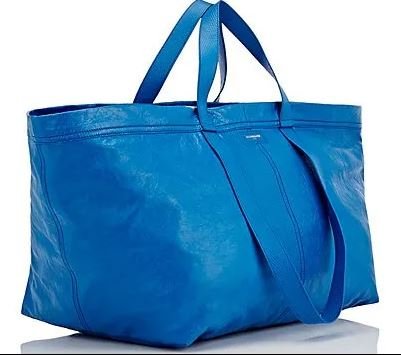 Η τσάντα «Ikea» της Balenciaga αξίας 1.886 ευρώ