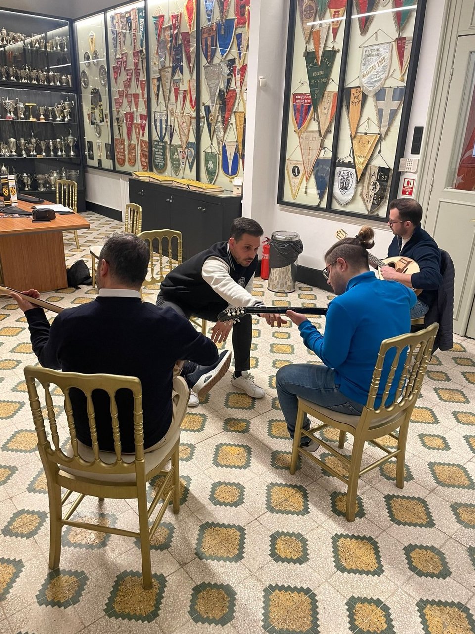 Ο Ανδρέας Σαραντίδης, με καταγωγή από τα Κουφάλια της Θεσσαλονίκης, διδάσκει στους εκκολαπτόμενους λάτρεις του μπουζουκιού την τεχνική του αγαπημένου τους μουσικού οργάνου.