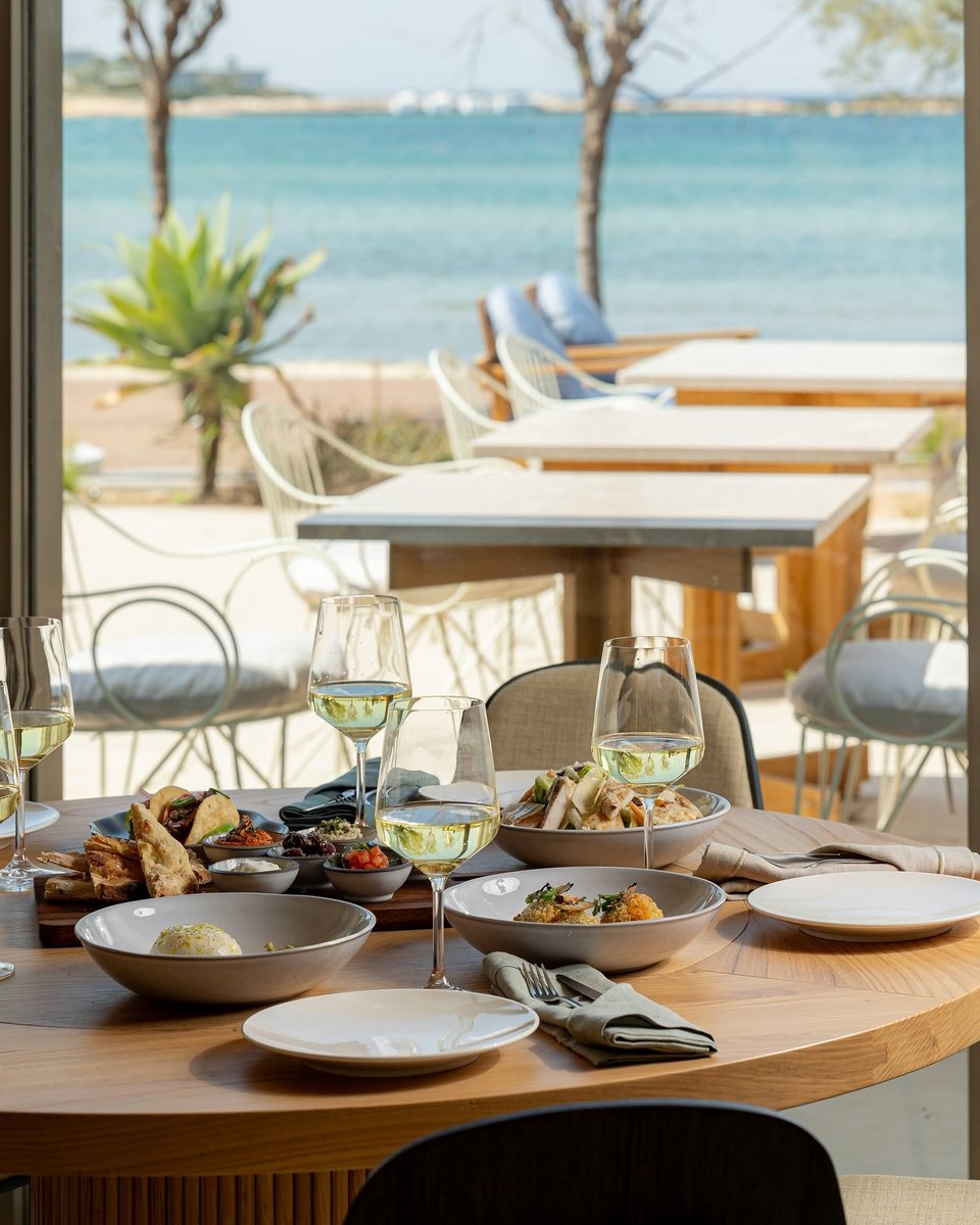Στο Bungalow7 στη Γλυφάδα τρως με φόντο τη θάλασσα / Φωτογραφία: bungalow7athens/Instagram