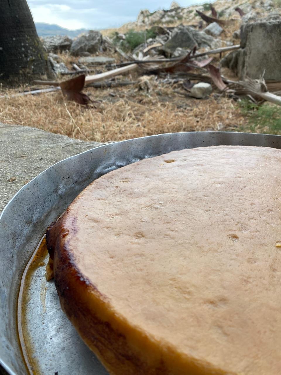 Η παραδοσιακή πίτα της Κεφαλονιάς μόλις έχει βγει από τη θράκα. 