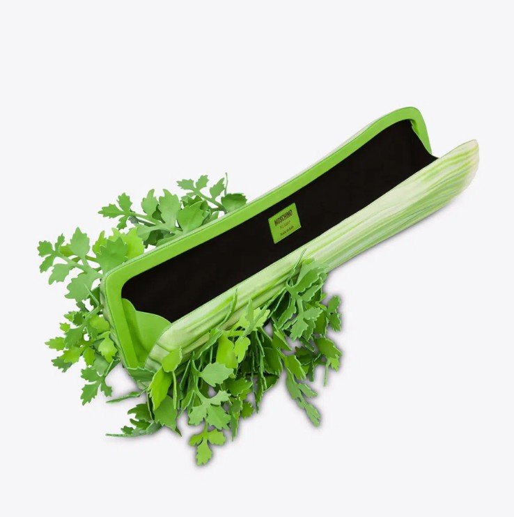 Η Moschino πωλεί επίσης μια τσάντα αξίας 4.398 ευρώ σε σχήμα σέλινου 