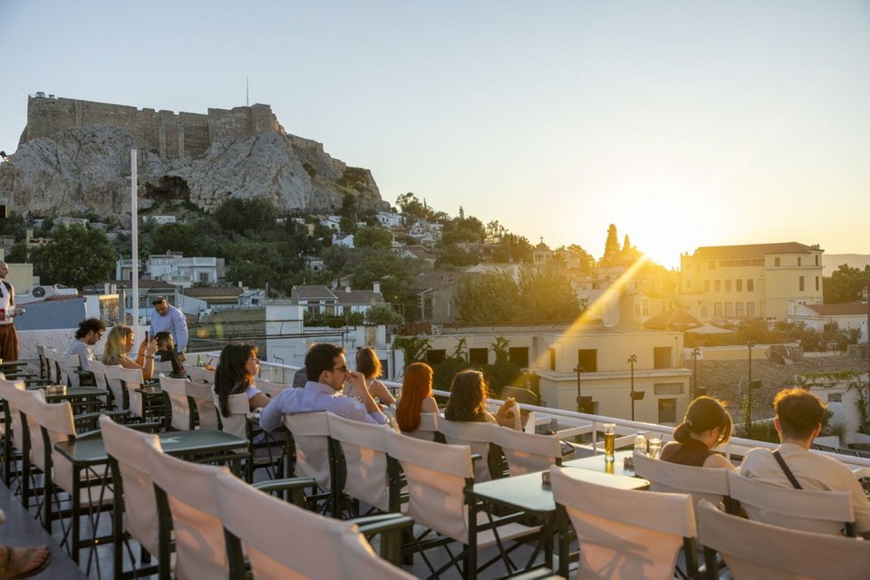 Συνιστούμε να φτάσετε νωρίς πριν από την προβολή, ώστε να επιλέξετε τη θέση σας και να απολαύσετε το ποτό σας με τη μαγευτική θέα της Ακρόπολης το δειλινό