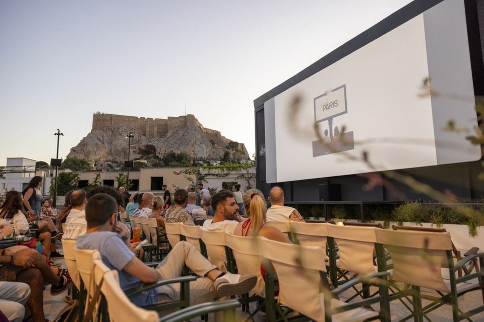 Το Cine Paris βρίσκεται στην ιστορική γειτονιά της Πλάκας Κυδαθηναίων 22