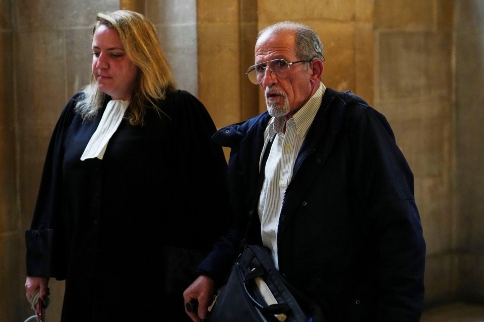 Ο Αΐτ Κεντακέ, ένας από τους κατηγορούμενους για τη ληστεία σε βάρος της Κιμ Καρντάσιαν, με τη δικηγόρο του/AP