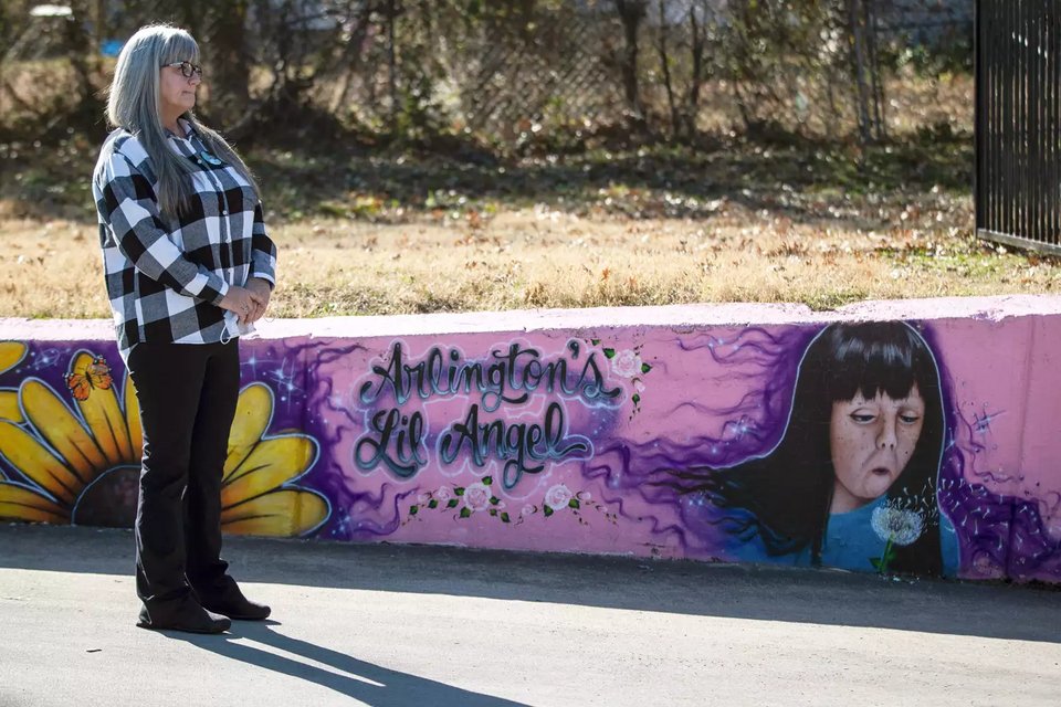 Η μητέρα της Άμπερ δίπλα σε ένα γκράφιτι της κόρης της 