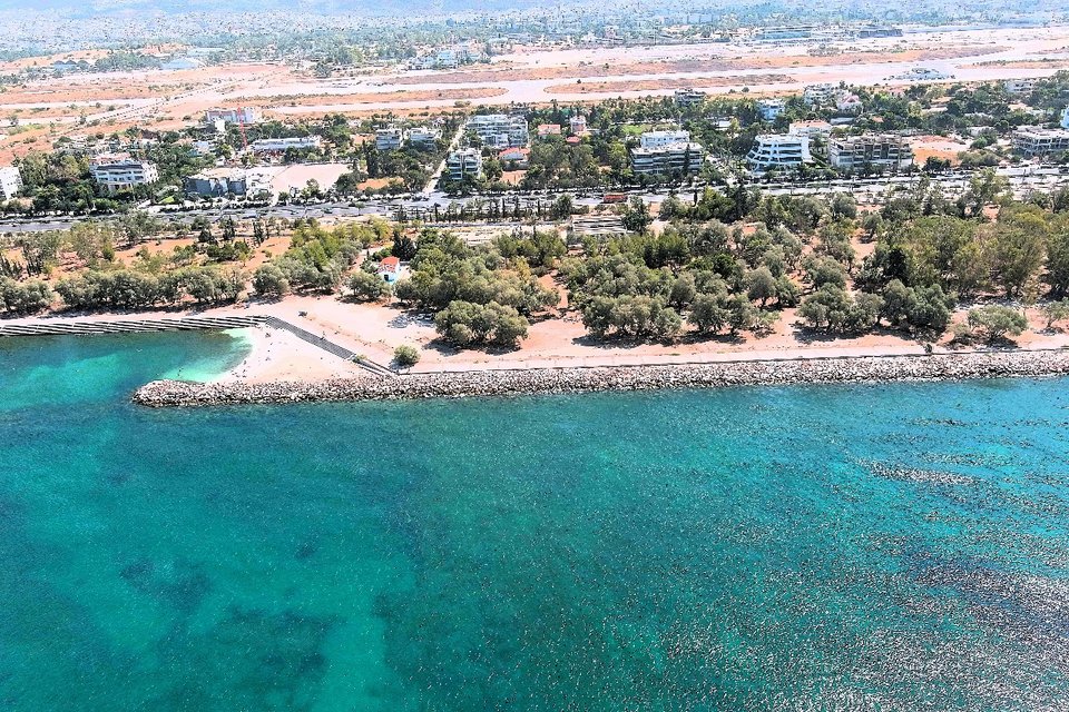 ΦΩΤΟ 3: Όπως είναι σήμερα η παραλία, βράχια.