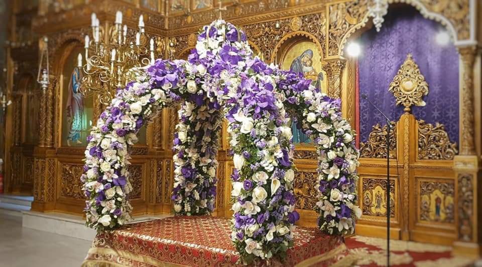 Στα ανθοπωλεία της Θεσσαλονίκης τα τελευταία εικοσιτετράωρα είναι πυρετώδεις οι ρυθμοί της δουλειάς καθώς τα λουλούδια έχουν την τιμητική τους λόγω του Επιταφίου
