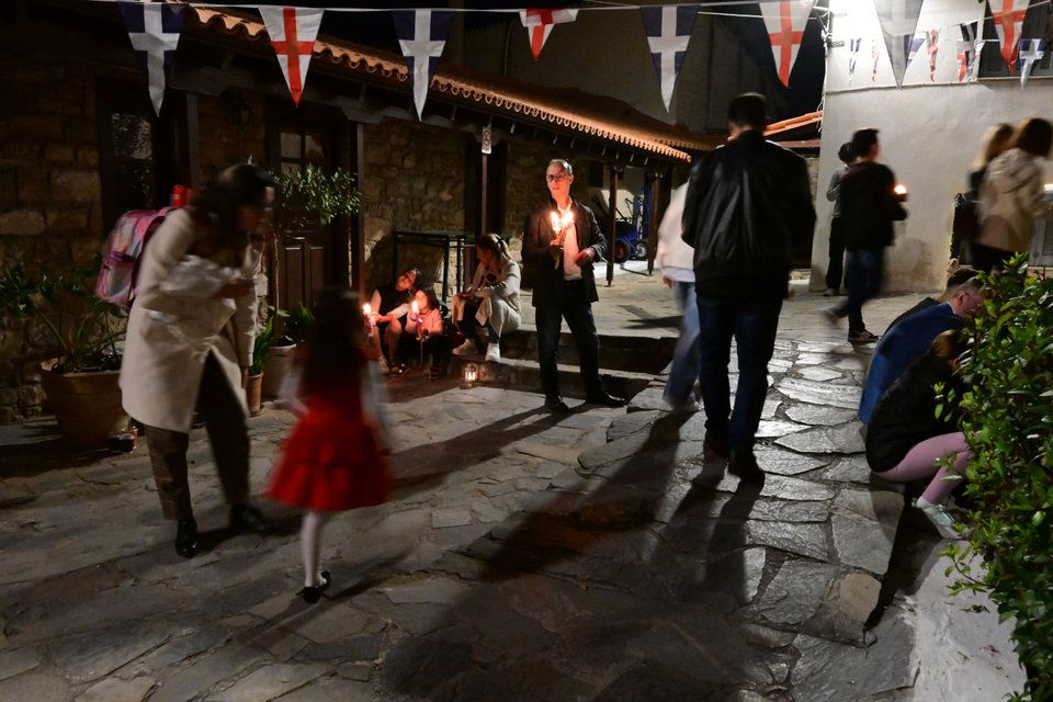 Άφιξη του Αγίου Φωτός στην Εξαρχία στον Ιερό Ναό των Αγίων Αναργύρων στην Πλάκα 2025 