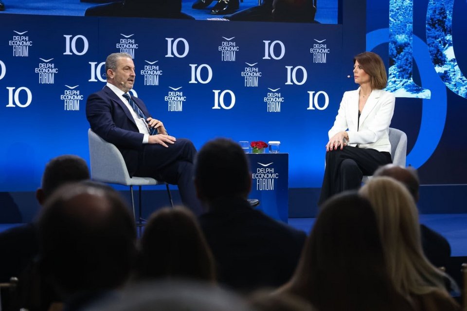 Από αριστερά: Αλέξανδρος Εξάρχου, Πρόεδρος & Διευθύνων Σύμβουλος, Όμιλος Εταιρειών AKTOR - Χριστίνα Βίδου, Δημοσιογράφος, ΣΚΑΪ