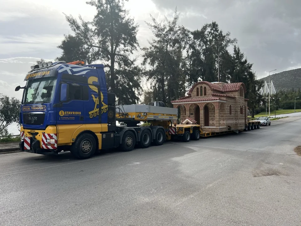 Φορτηγό-θηρίο μεταφέρει από ανεμογεννήτριες μέχρι εκκλησία