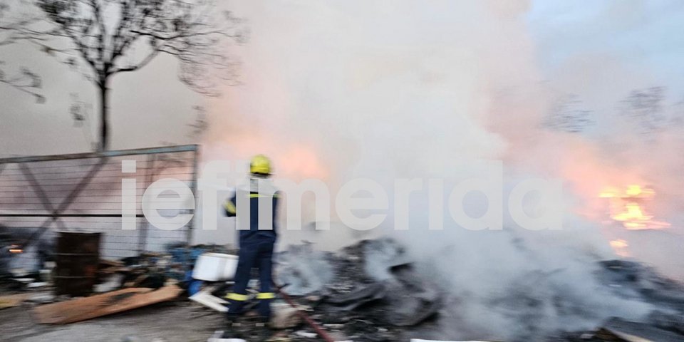 Φωτιά στο Βοτανικό σε υπαίθριο χώρο -Φωτογραφία: iefimerida.gr