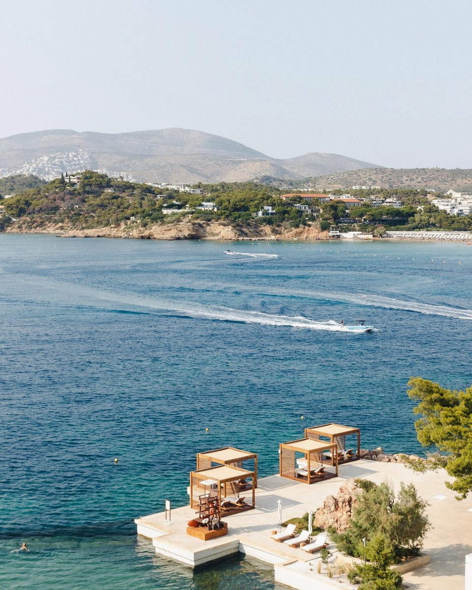 Η θέα από τη βεράντα του Avra Bar στο Four Seasons, στον κόλπο της Βουλιαγμένης / Φωτογραφία: fsathens/Instagram