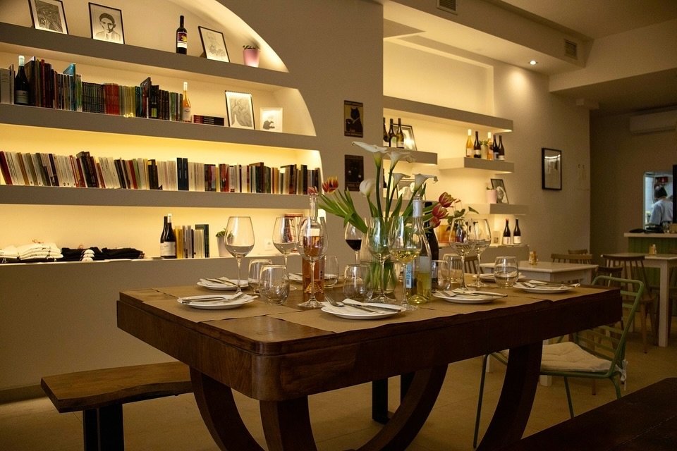 Το Γκάρυ - Arts, Books n' Wine Projects συνδυάζει βιβλία, καφέ, κρασί, Τέχνη και μεζέδες σε έναν μινιμαλ χώρο στο Γκάζι / Φωτογραφία: gary.artsbookswines/Instagram