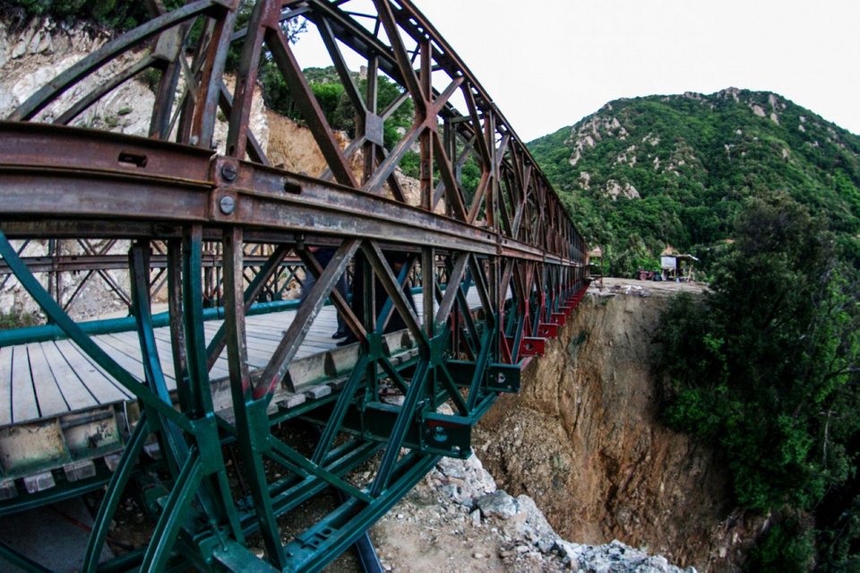 Μια γέφυρα Bailey έτοιμη να «αναλάβει υπηρεσία» στην Τορώνη Χαλκιδικής