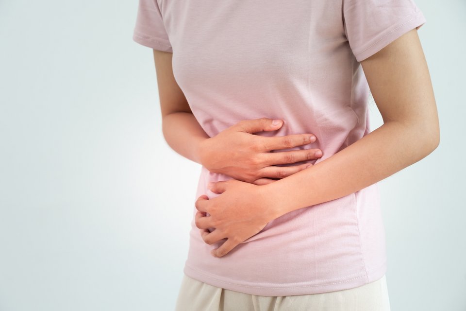 Ο επίμονος κοιλιακός πόνος είναι ένα σημάδι πως μπορεί να υπάρχει πρόβλημα στο παχύ έντερο