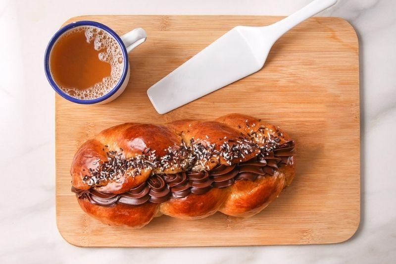 Τσουρέκι με σοκολατένια πρελίνα φουντουκιού/ φωτογραφία: tagioulia.gr 