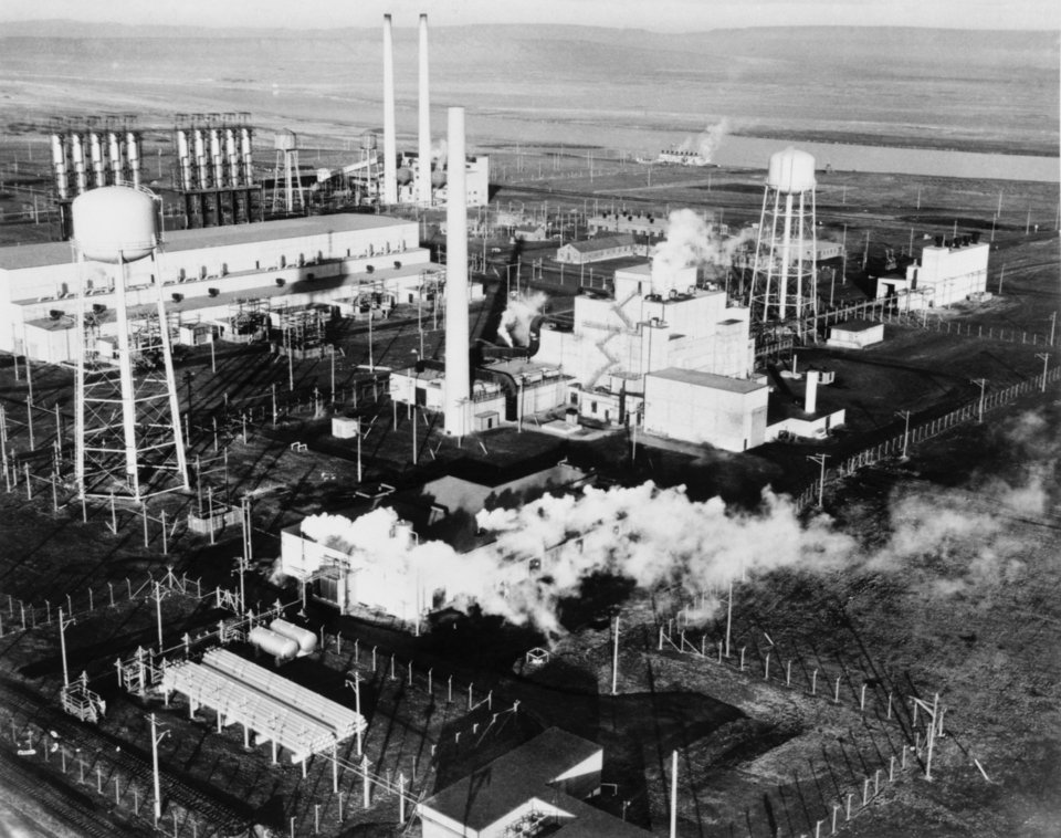 Αεροφωτογραφία της περιοχής 100-B με τον αντιδραστήρα Β, τον πρώτο πυρηνικό αντιδραστήρα μεγάλης κλίμακας που κατασκευάστηκε ποτέ