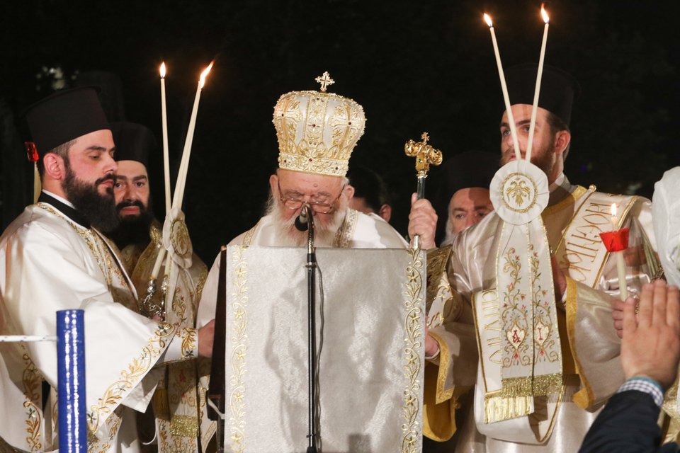 Στην Αθήνα, η Αναστάσιμη Θεία Λειτουργία έγινε στον Καθεδρικό Ιερό Ναό, παρουσία του προέδρου της Δημοκρατίας Κωνσταντίνου Τασούλα και χοροστατούντος του αρχιεπισκόπου Ιερώνυμου /