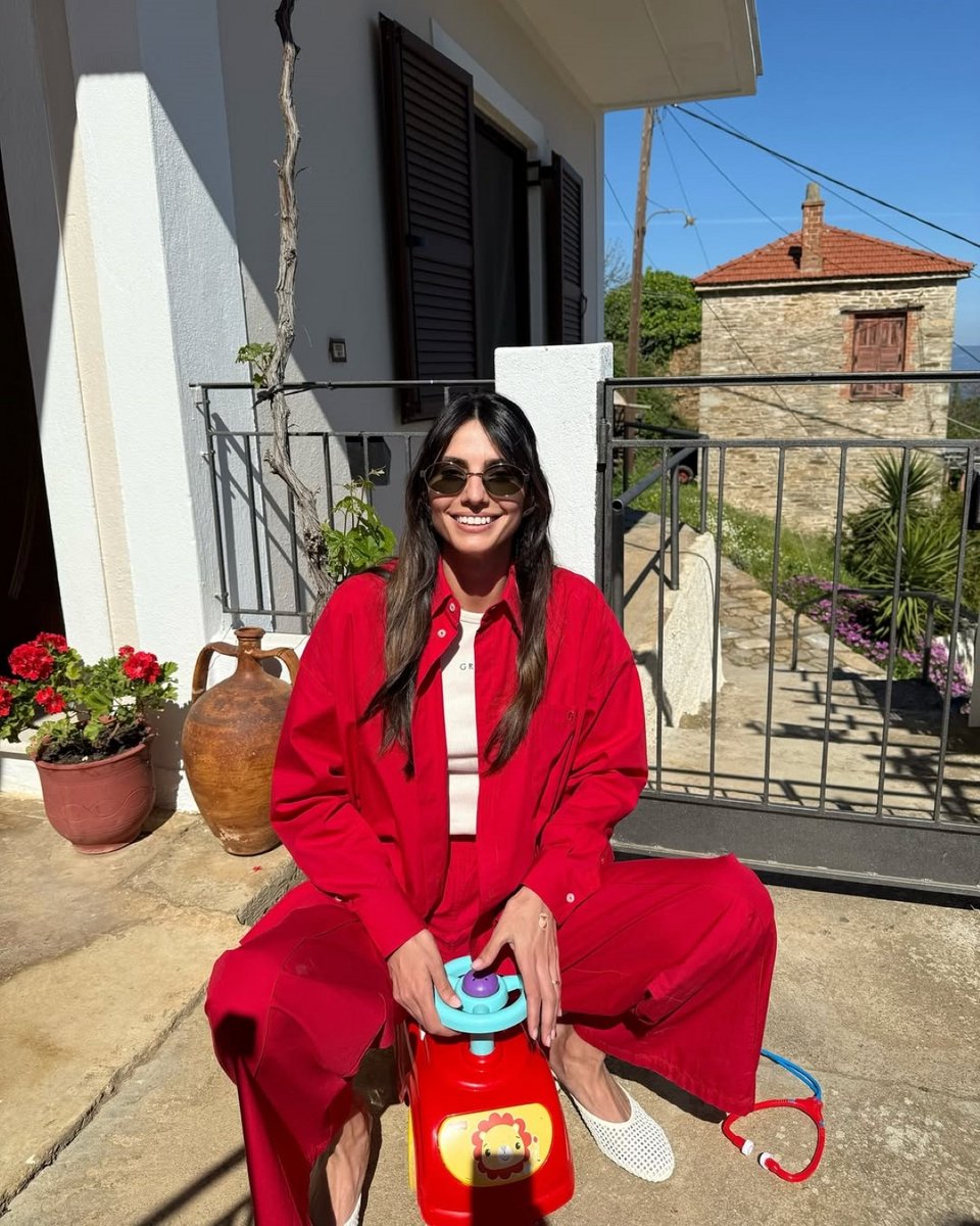 Η Ηλιάνα Παπαγεωργίου ποζάρει ευδιάθετη στον φωτογραφικό φακό