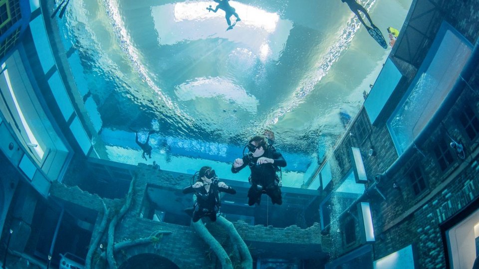 Η Deep Dive Dubai έχει βάθος 65 μέτρα και είναι γεμάτη με 14 εκατομμύρια λίτρα απολυμασμένου γλυκού νερού / DEEP DIVE DUBAI