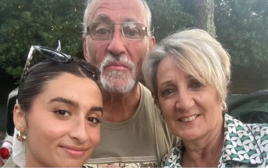 Η Τζέιντ με τους θετούς γονείς της, Άλαν και Πασκάλ / Le Parisien