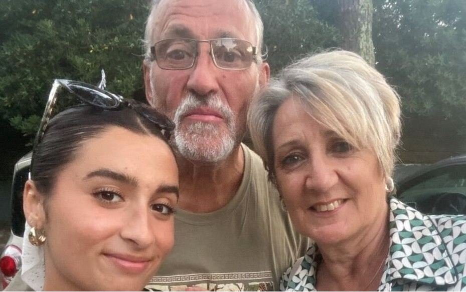 Η Τζέιντ με τους θετούς γονείς της, Άλαν και Πασκάλ / Le Parisien