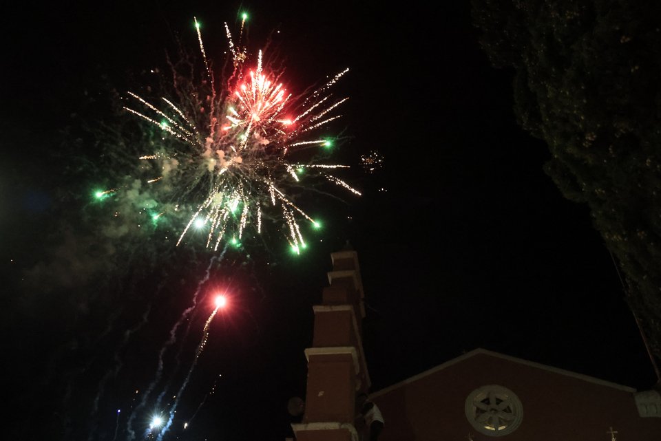 Εντυπωσιακά πυροτεχνήματα κατά την Ανάσταση στον Ιερό ναό Αγίου Κωνσταντίνου στις Νύμφες Κέρκυρας