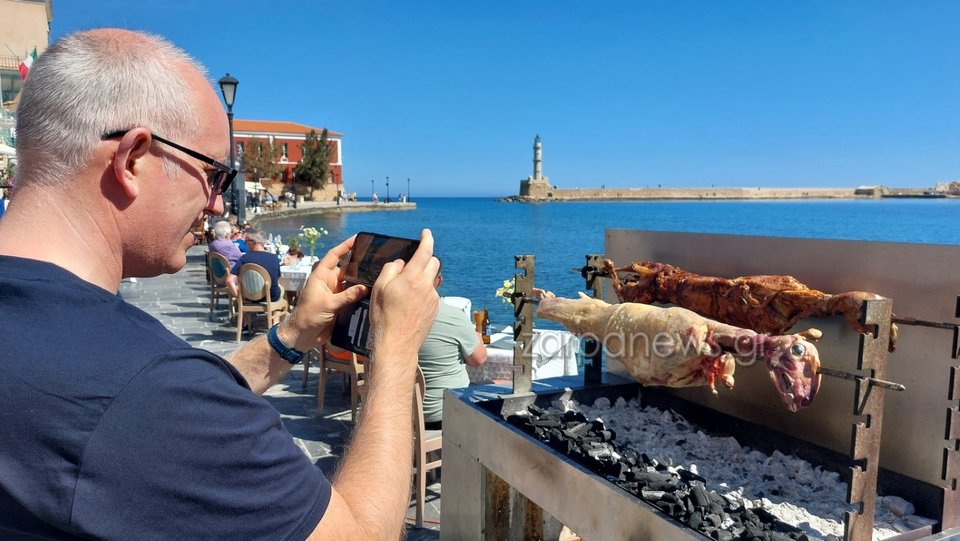 Τουρίστες απαθανατίζουν τις πρωτόγνωρες, για τους ίδιους, εικόνες