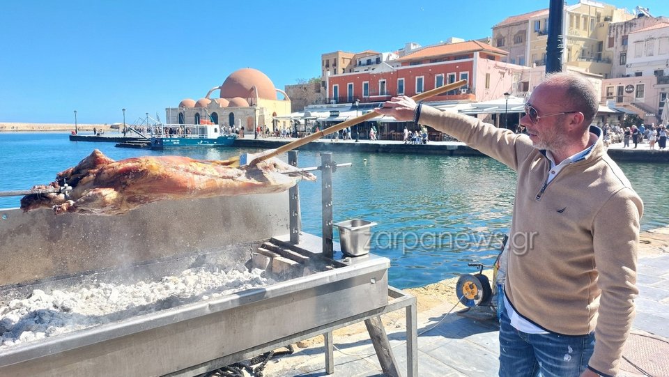 Το παραδοσιακό σούβλισμα του οβελία στα Χανιά
