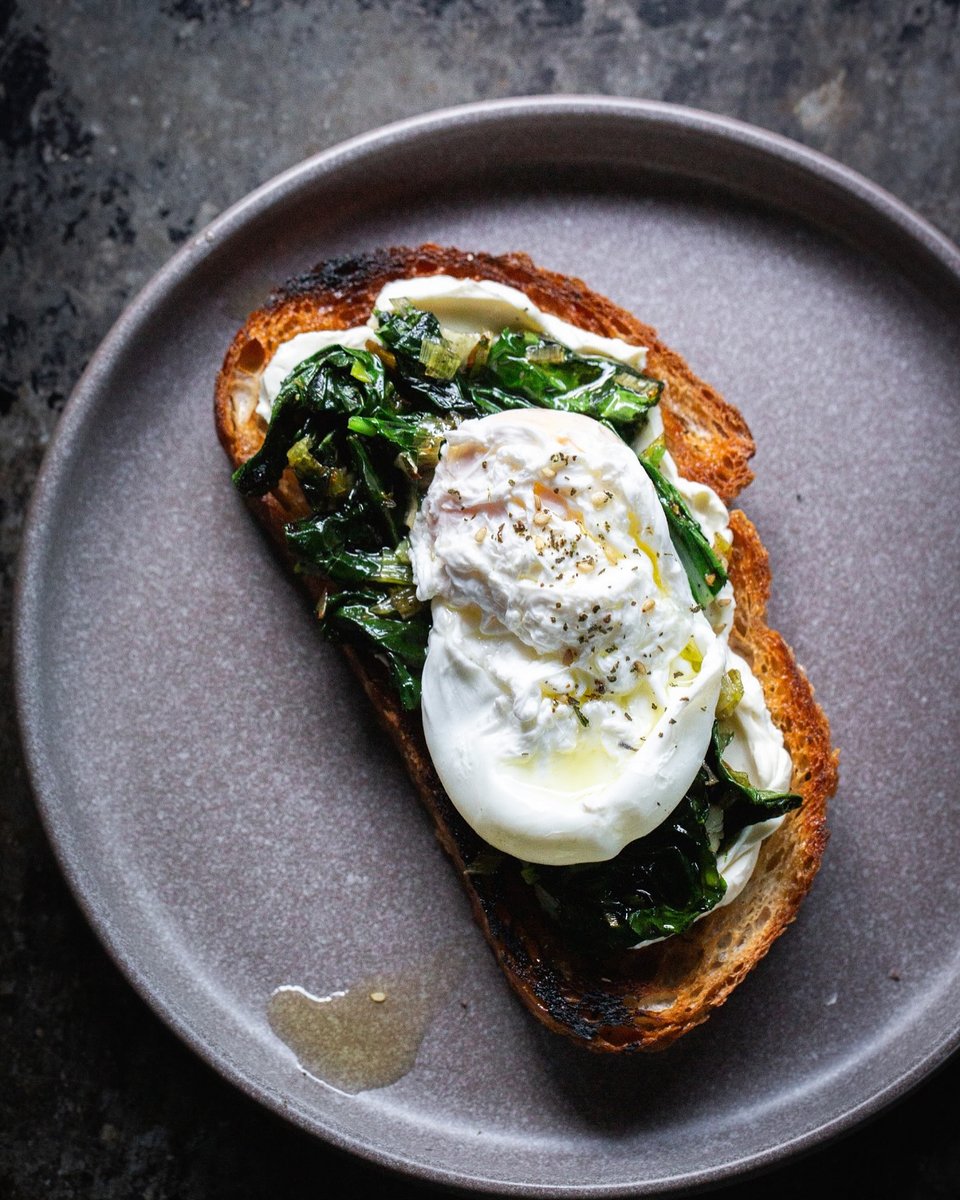 Egg on toast με ποσέ αυγό και kale στο La Linda Bakery της Γλυφάδας / Φωτογραφία: lalindabakery.gr/Instagram