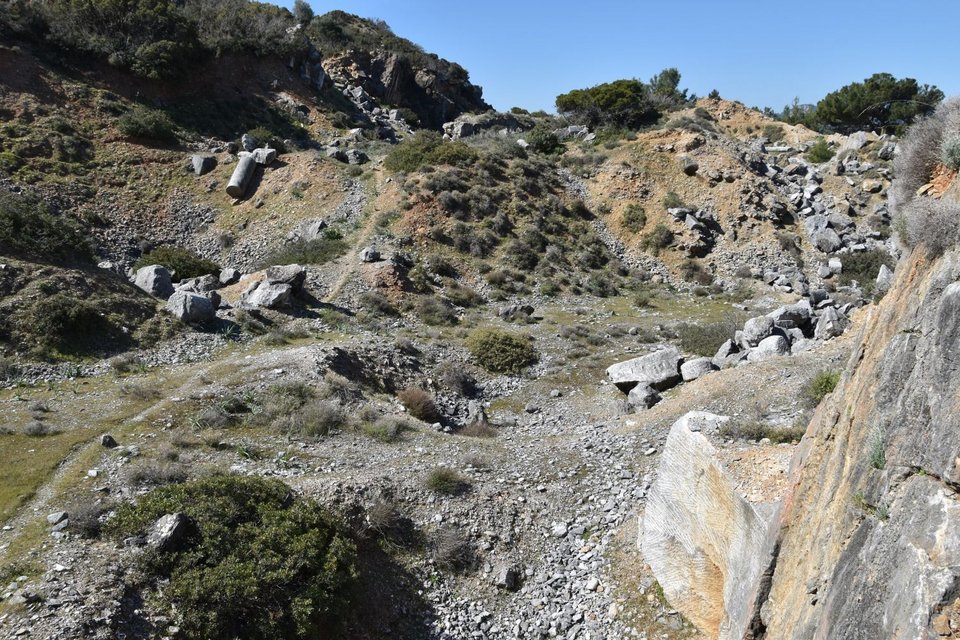 Οι κρυσταλλικοί ασβεστόλιθοι είναι από τα παλαιότερα πετρώματα και εμφανίζονται σε πολλές περιοχές της Νοτιοανατολικής Λέσβου