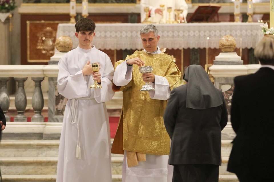 Στιγμιότυπο από τη θεία λειτουργία υπέρ αναπαύσεως της ψυχής του Πάπα Φραγκίσκου στην Αθήνα / Eurokinissi