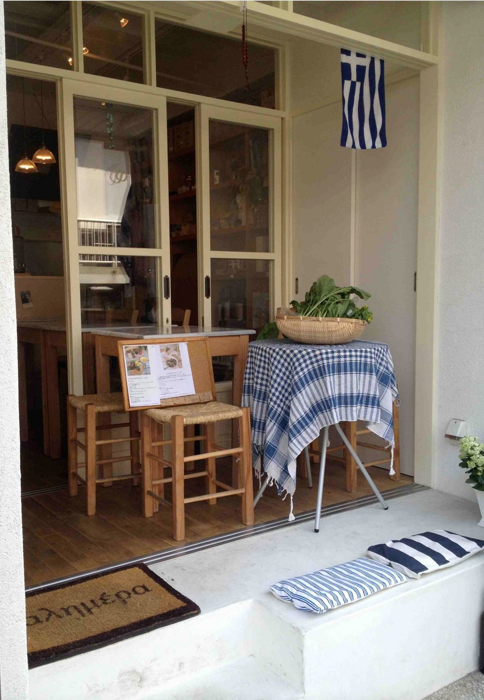 Η Nobuka, διατηρεί ένα μικρό ελληνικό μαγαζί στο Κόμπε