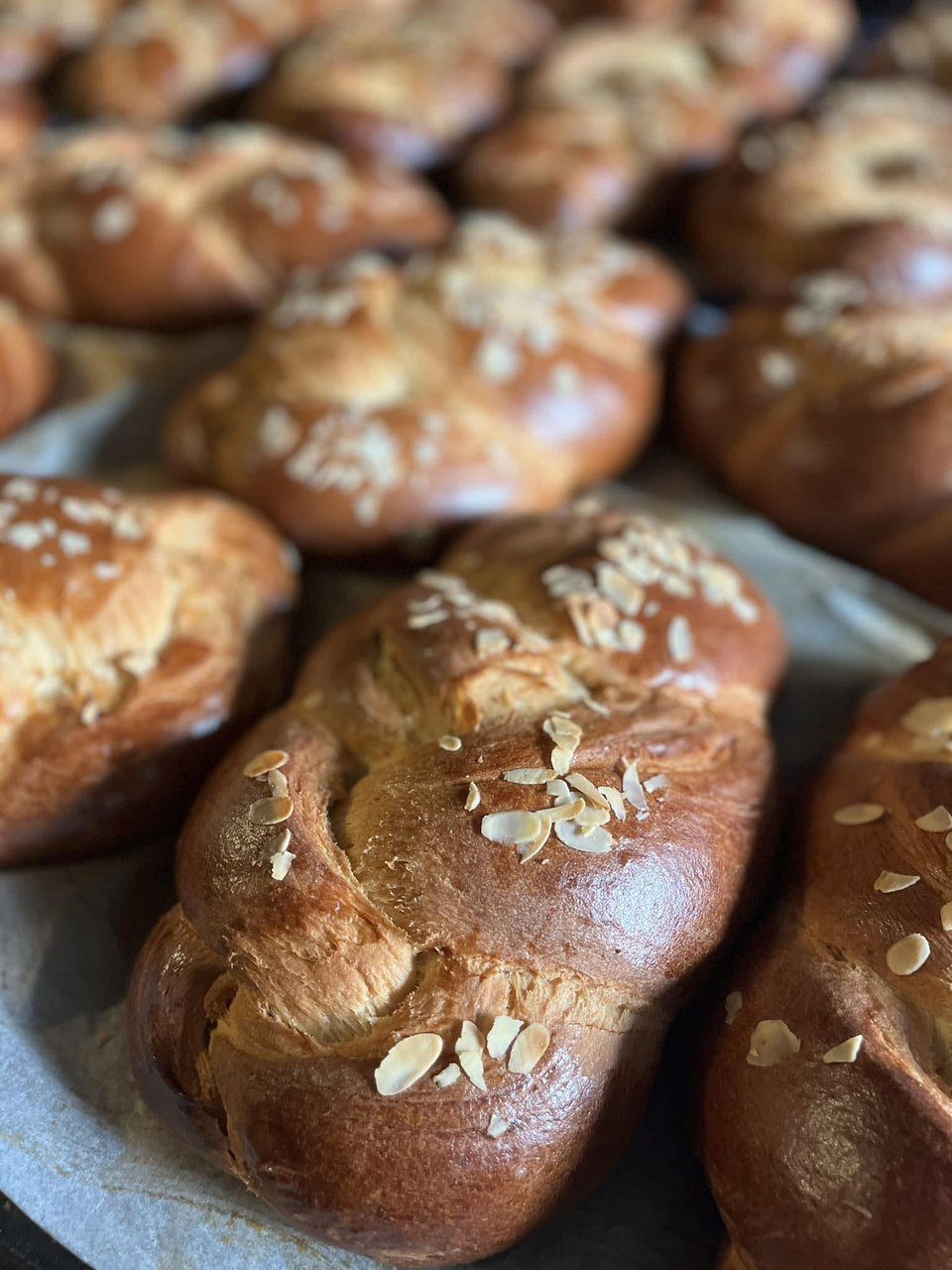 Τα τσουρέκια του Maxim/ φωτογραφία: facebook  