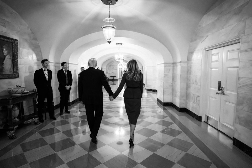 Μελάνια και Ντόναλντ Τραμπ περπατούν χέρι-χέρι στον Λευκό Οίκο