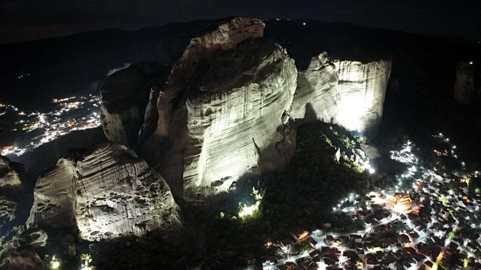 H νύχτα γίνεται μέρα στα Μετέωρα