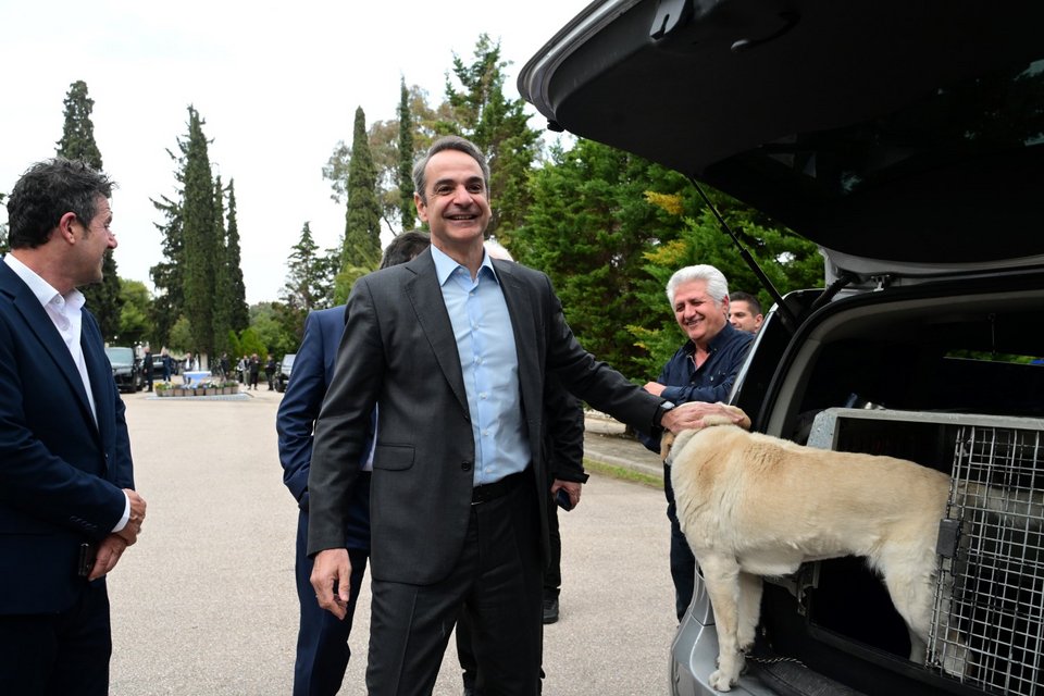 Ο Κυριάκος Μητσοτάκης με τη Λάρα, το σκυλί της ΕΛ.ΑΣ -Φωτογραφία: ΤΑΤΙΑΝΑ ΜΠΟΛΑΡΗ/EUROKINISSI
