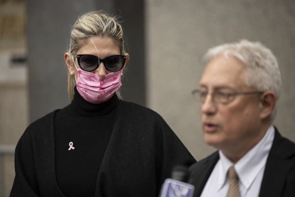 Η Ναντίν Μενέντεζ και ο δικηγόρος της Μπάρι Κόμπαμ έξω από το ομοσπονδιακό δικαστήριο του Μανχάταν / Φωτογραφία AP - Yuki Iwamura